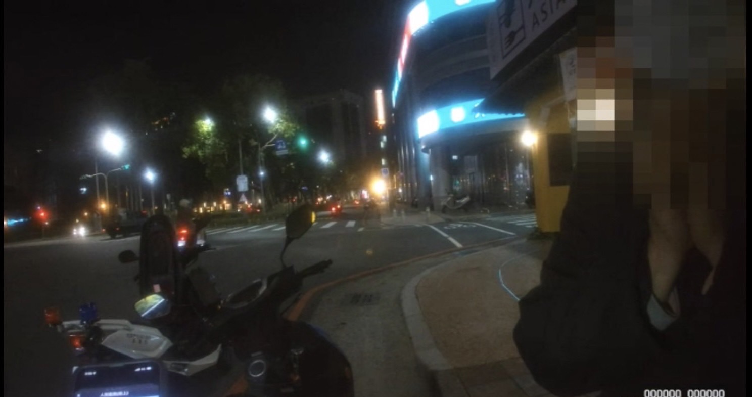 女子酒駕邊看網路小說酒測超標遭逮送辦