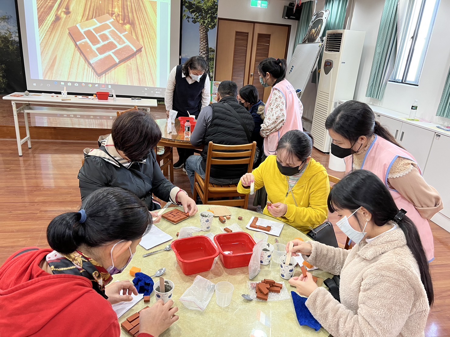蘭陽新住民砌紅磚杯墊 歡樂迎兔年