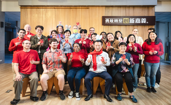 歡慶新年送祝福 嘉縣揪外籍師雙語歡頌新年