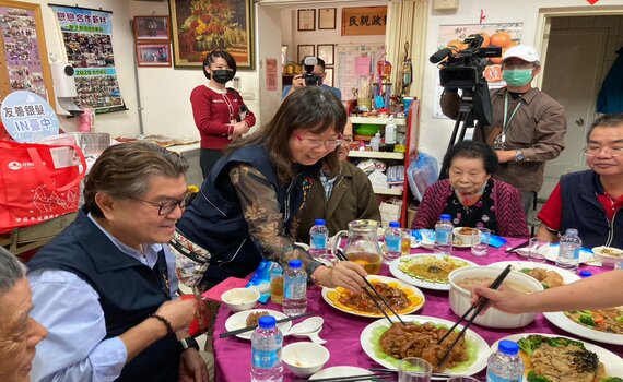 企業送愛心年菜    中市社會局感謝關懷獨居長輩