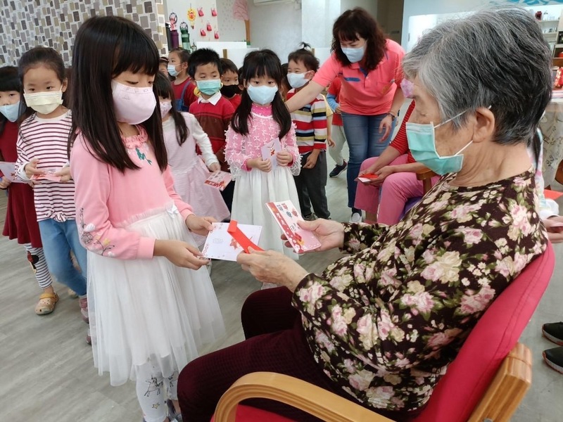 漾新聞|鼓岩國小附幼攜手日照中心爺爺奶奶「長幼共融」提前過新年