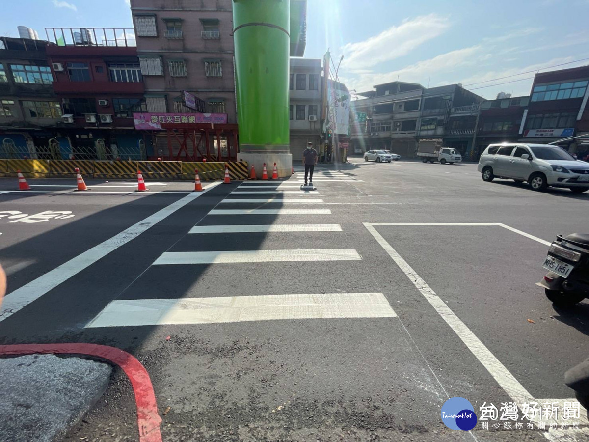 南崁路二段與富國路、長興路四段路口,重新劃設復原行人穿越線。