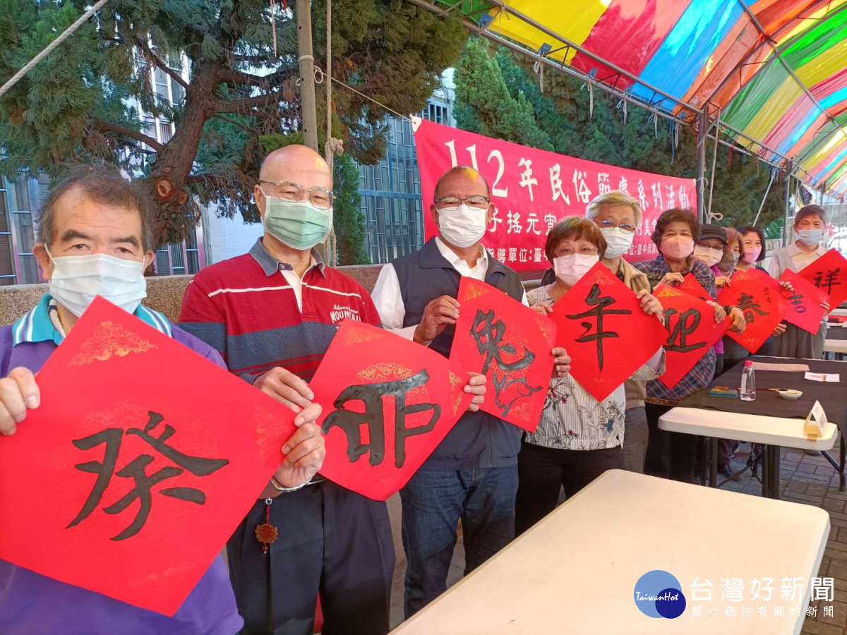 周慶芳等10位書法名家一人一字接力揮毫,寫下「癸卯迎新春兔年賀吉祥」春聯。