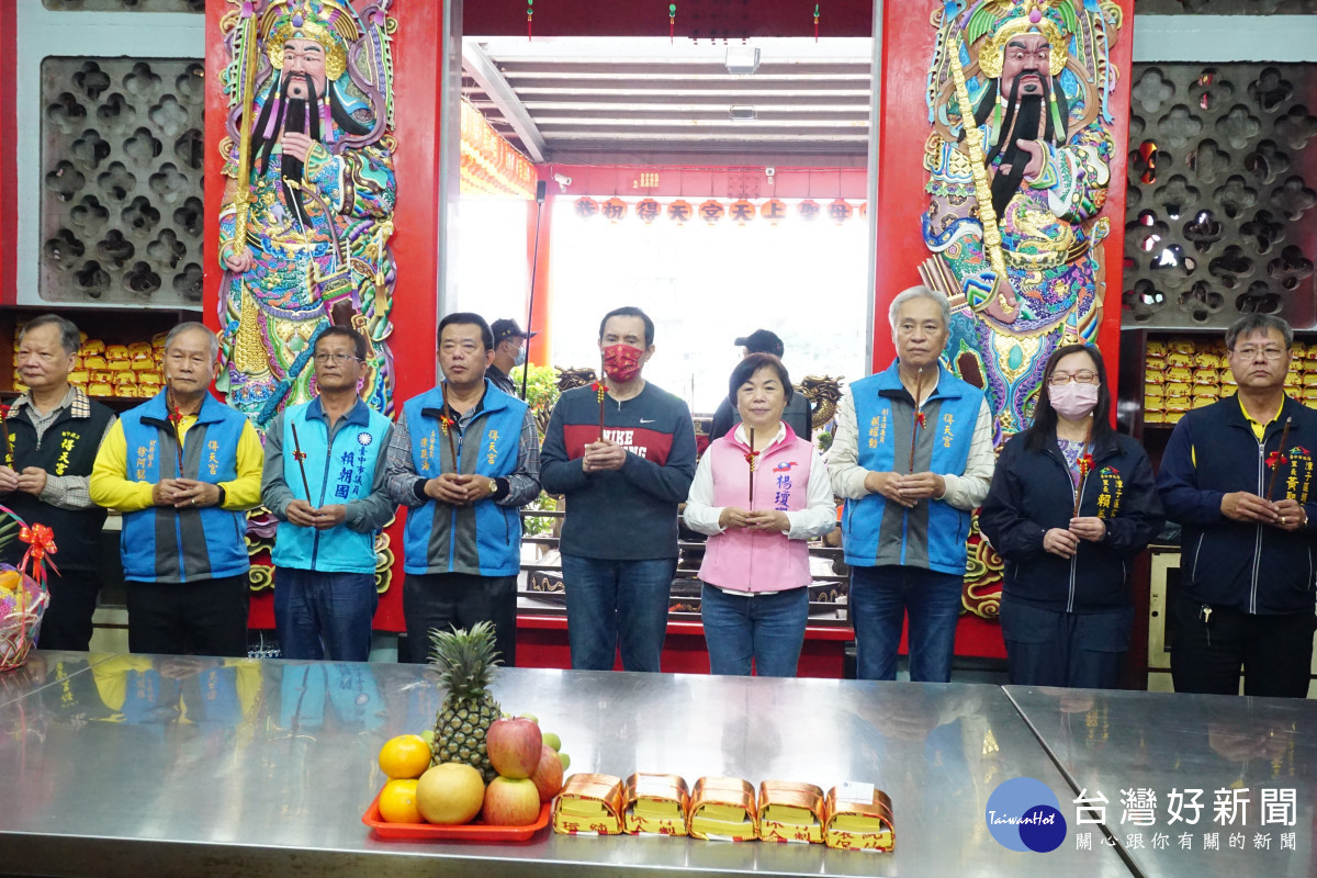 前總統馬英九在立委楊瓊瓔、台中市議員賴朝國等陪同下,參拜台中潭子得天宮