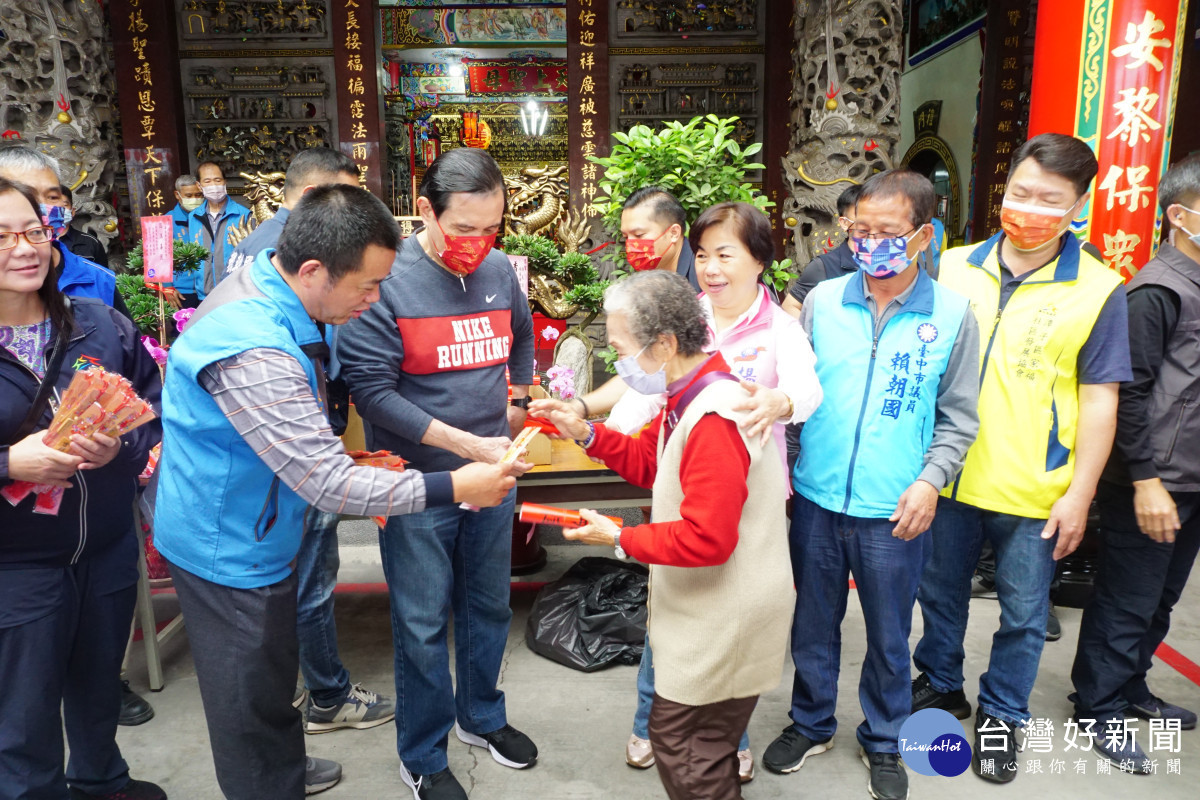 馬英九發送兔年春聯,數百鄉親排隊索取。