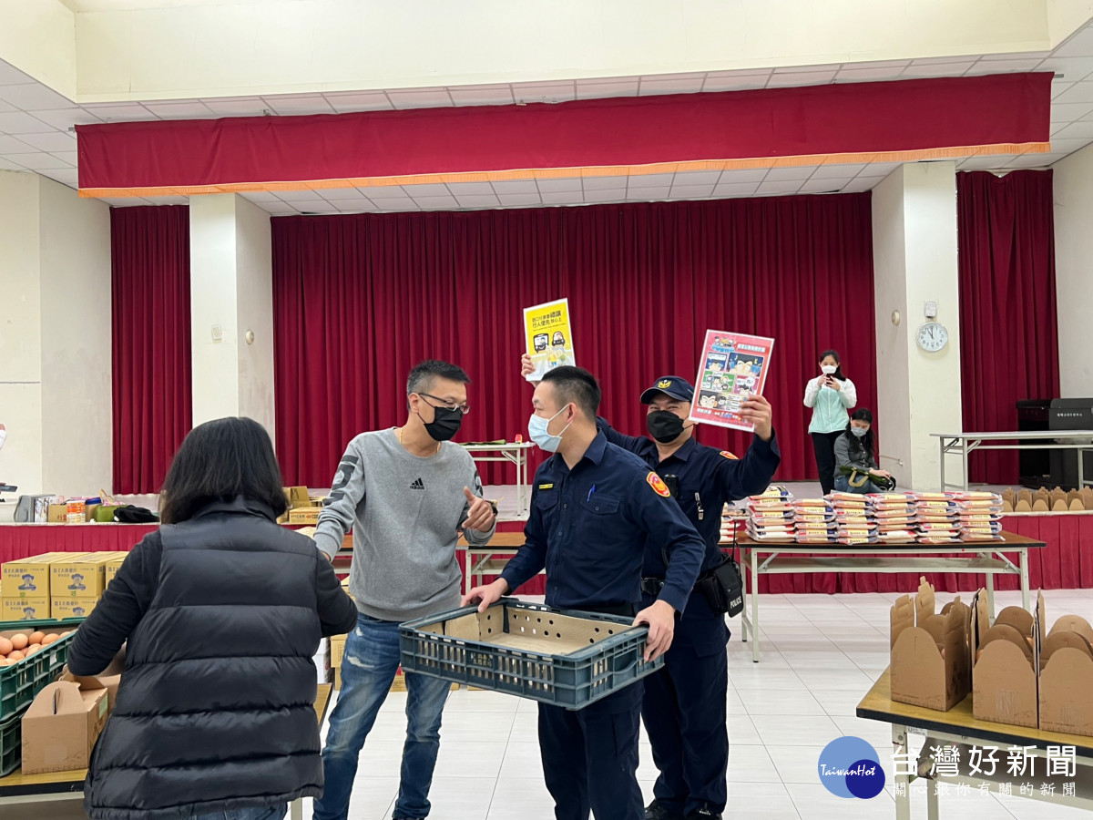 寒冬送暖感恩贈禮,警民攜手做公益。