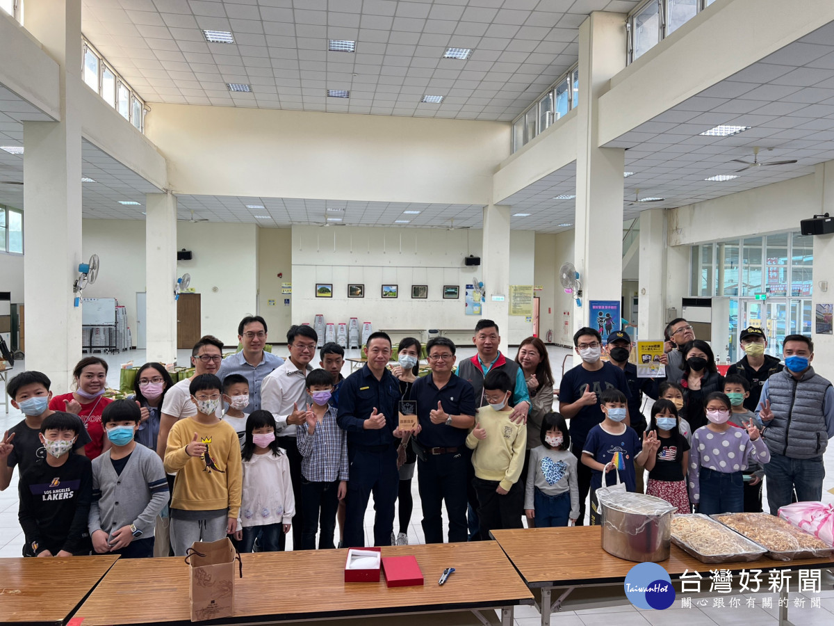 寒冬送暖感恩贈禮,警民攜手做公益。