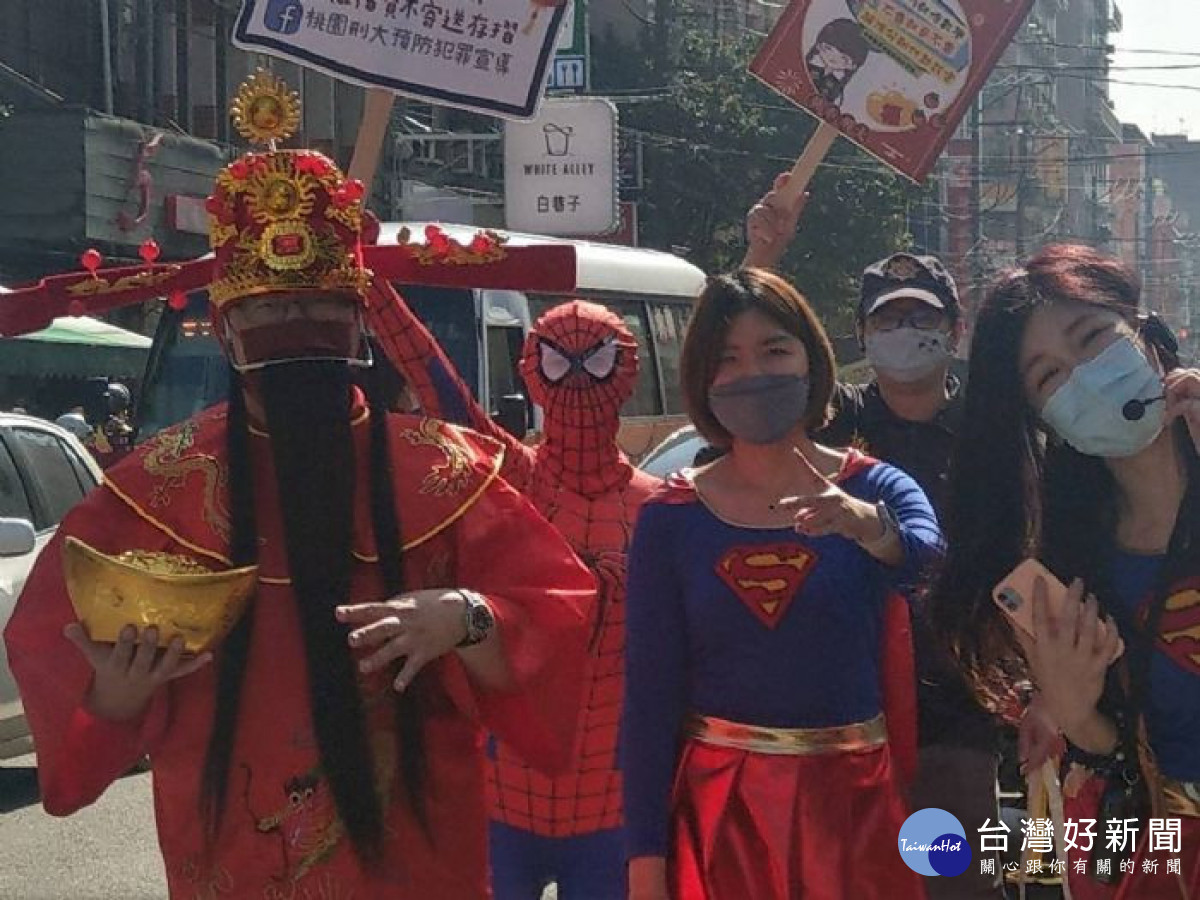 財神英雄預防犯罪聯盟,桃警組團市場宣導。