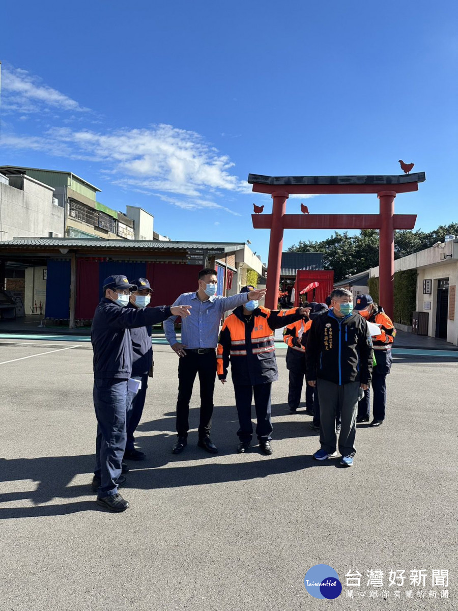 平鎮警加強檢視轄內交通設施，讓民眾都能行的安全、過個好年！