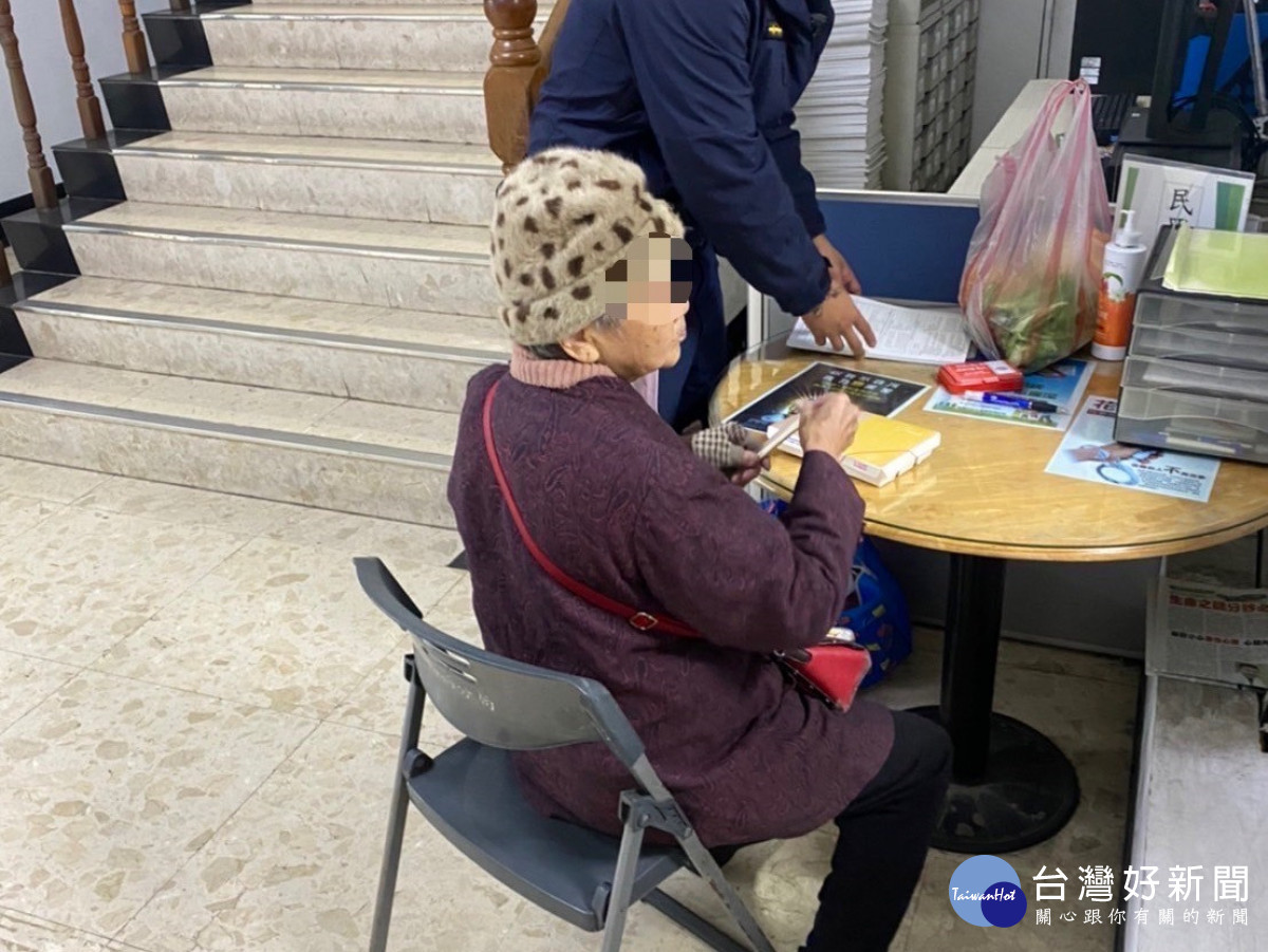 老婦人逛完市場忘了回家路,楊梅暖警伸援手。
