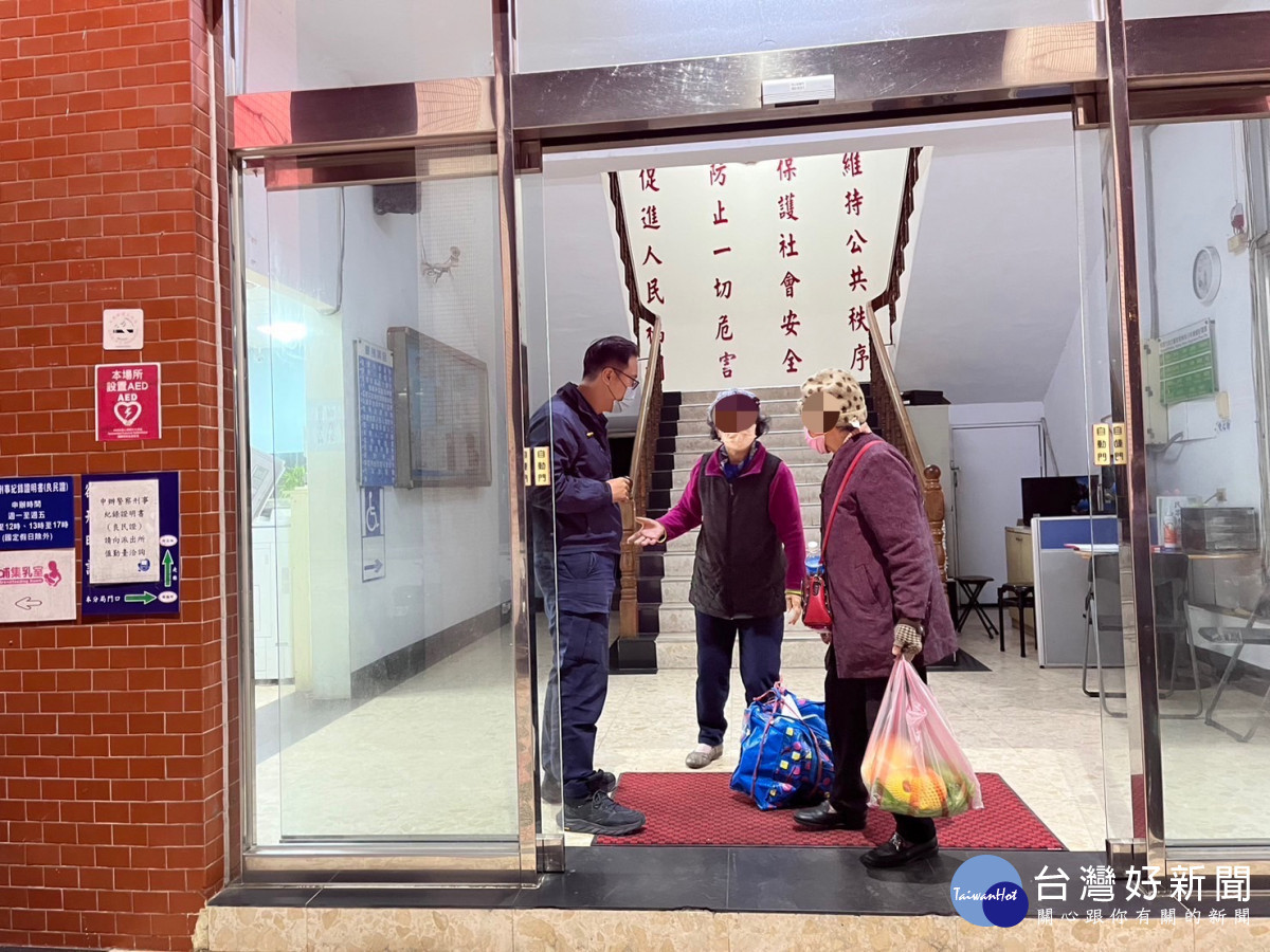 老婦人逛完市場忘了回家路,楊梅暖警伸援手。
