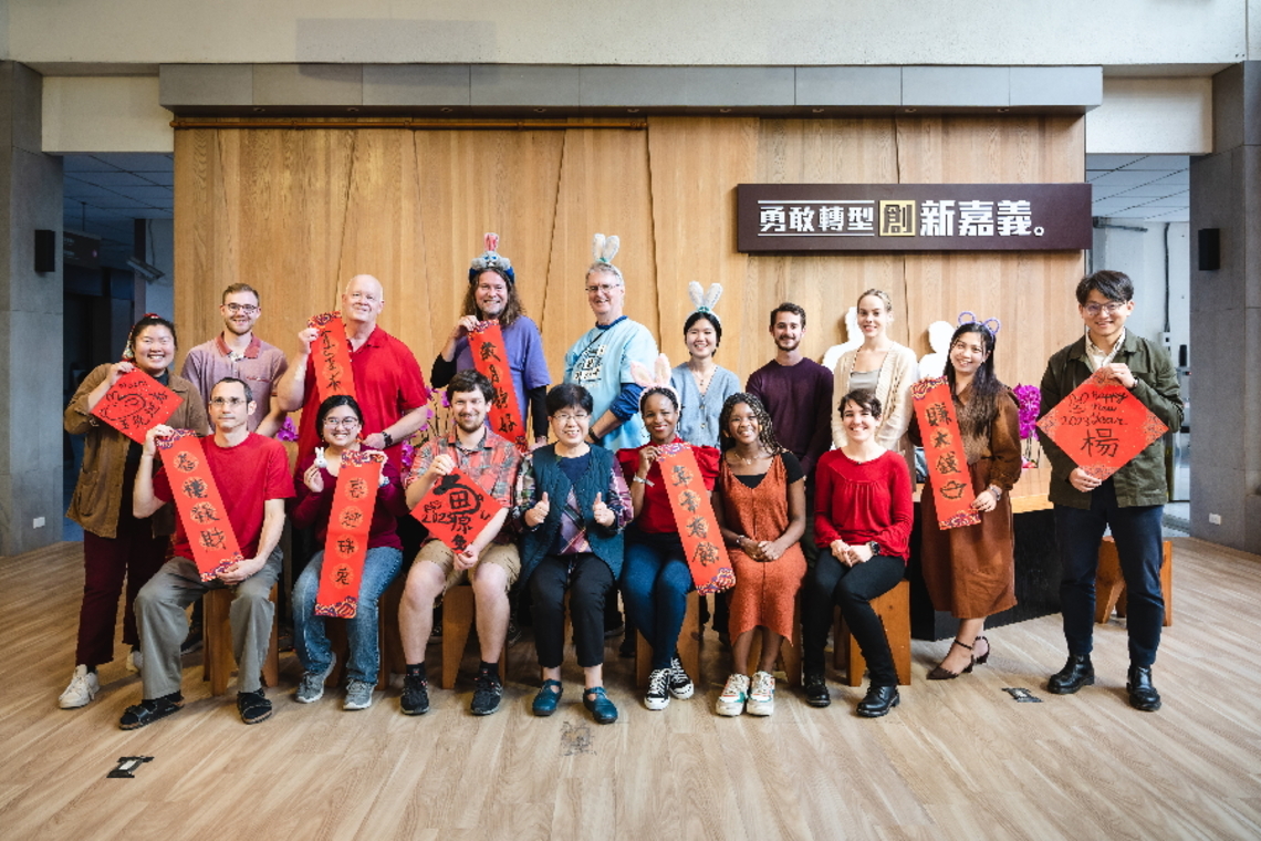 嘉市外師兔年趣寫春聯迎新 21位外師親自寫下對兔年的祝福