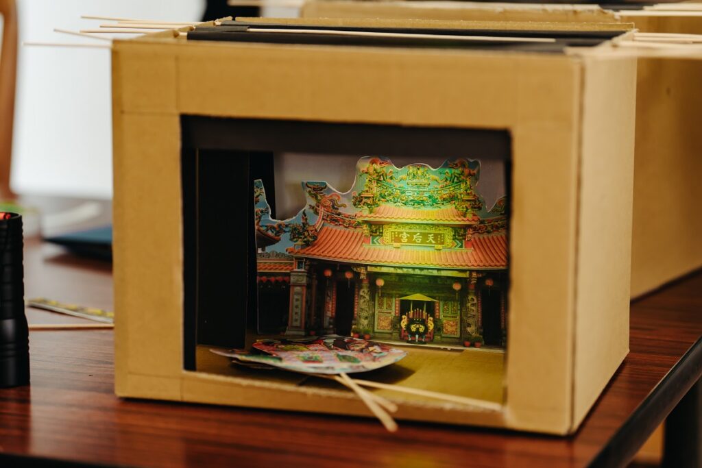 歌劇院藝術進校-技術劇場篇【國中】學生製作模型劇場。(圖/歌劇院提供)