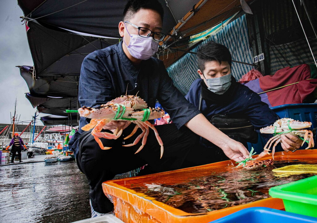 主廚團隊每日親至宜蘭大溪漁港選購新鮮魚獲，推出無菜單料理($1,980+10%人)以精湛手藝結合當令食材敘說產地故事。