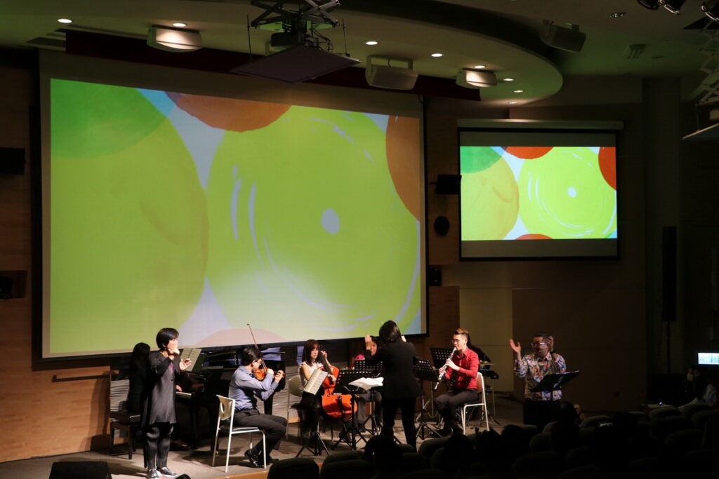 2月19日歌劇院中劇場這場結合室內樂團、動畫、演員、說書人和觀眾,共同演出的「點點音樂派對」邀親子一起來感受閱讀與音符相遇的魔力。