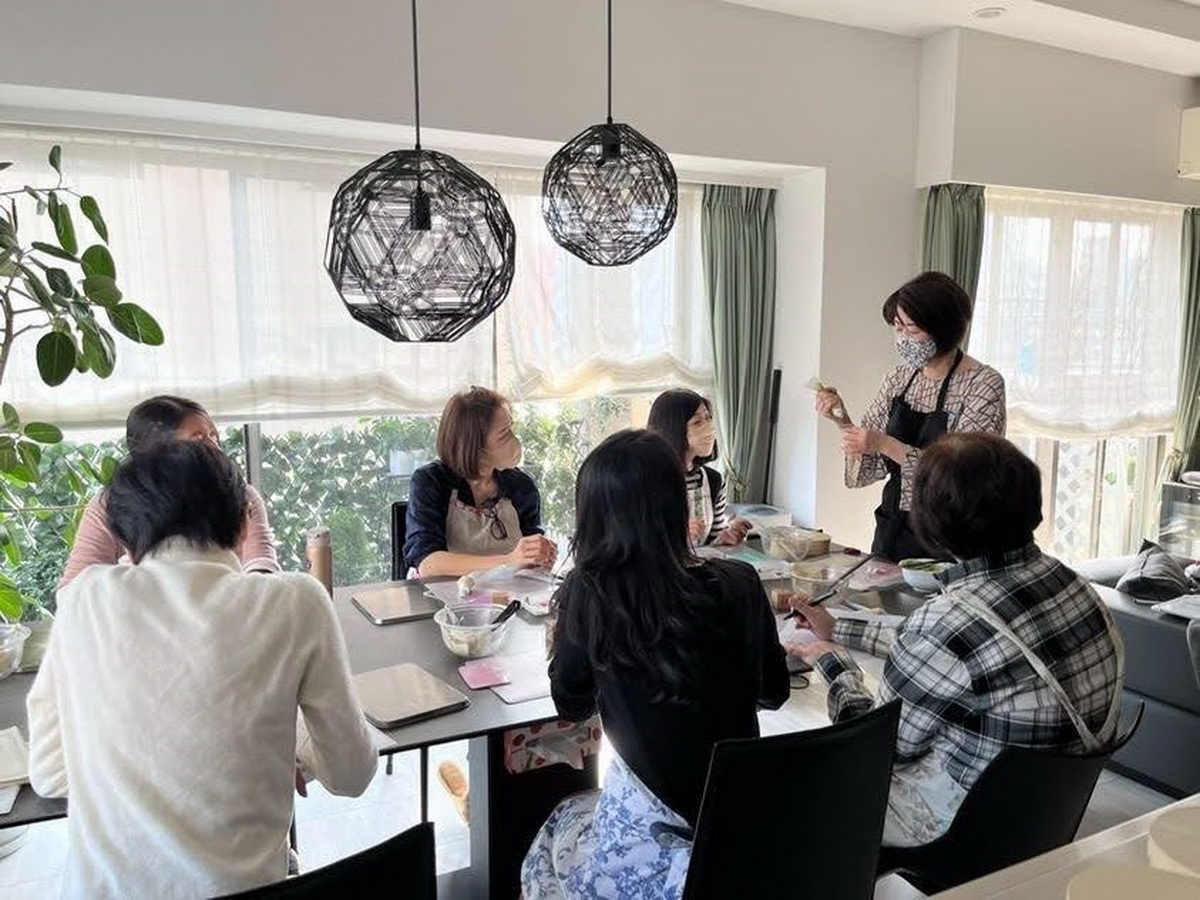 The Suyari Table的主理人須鑓美幸,旅居海外多年英語流利,並擁有多種和菓子講師的資格。自2014年料理教室開設至今,接待過來自30多個國家的海外旅客。(圖片來源:ⒸThe Suyari Table)