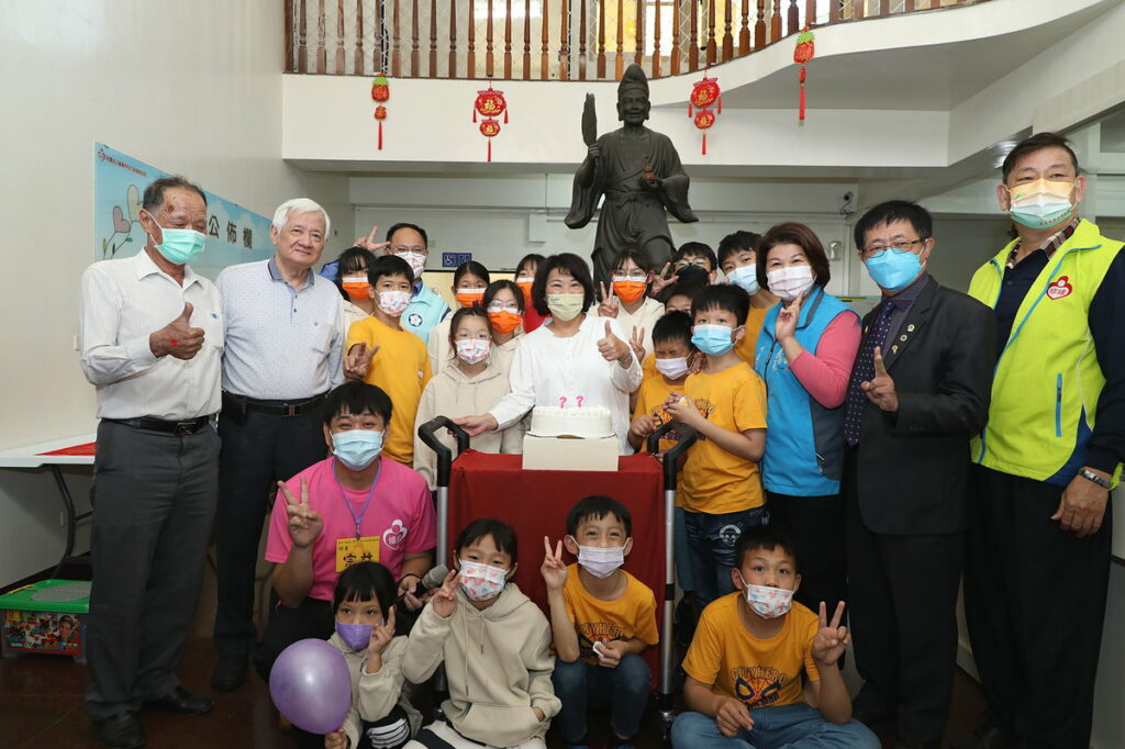 小朋友致贈市長生日蛋糕