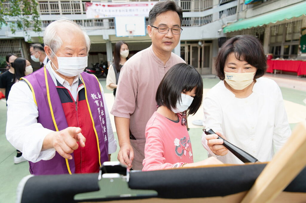 市長與小朋友合力寫兔字