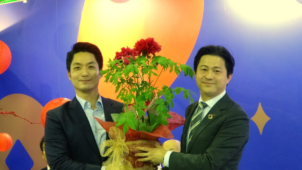 獎萬安市長與松江市上定昭仁市長互贈禮品