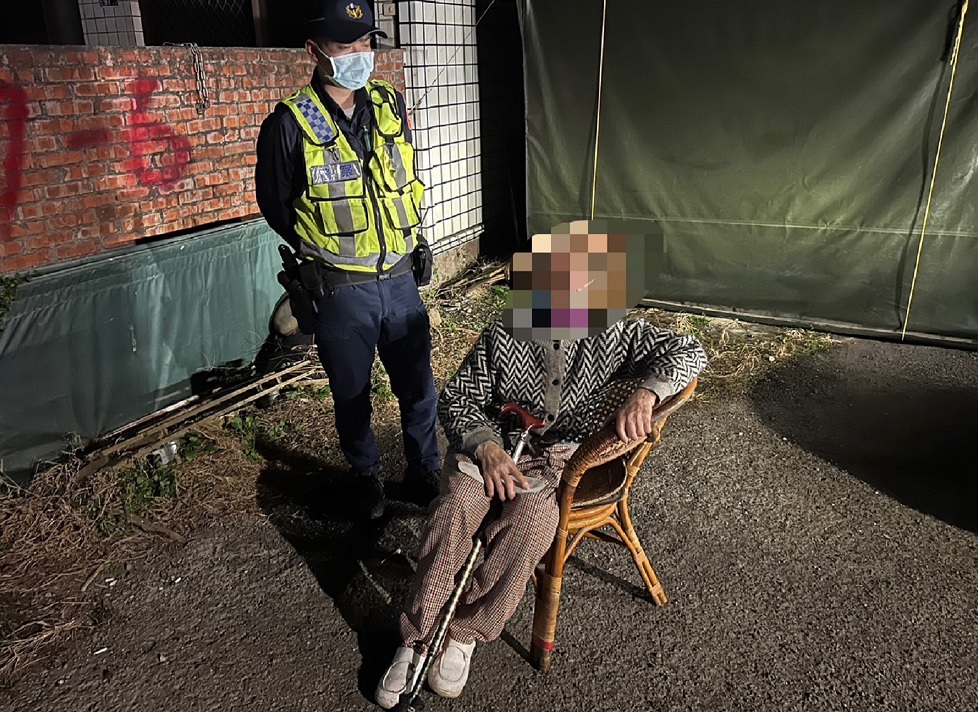 ▲手扶拐杖的失智老婦迷途街頭，大湖員警靠著逐戶詢問找到返家路 (圖/苗栗縣警察局 提供)
