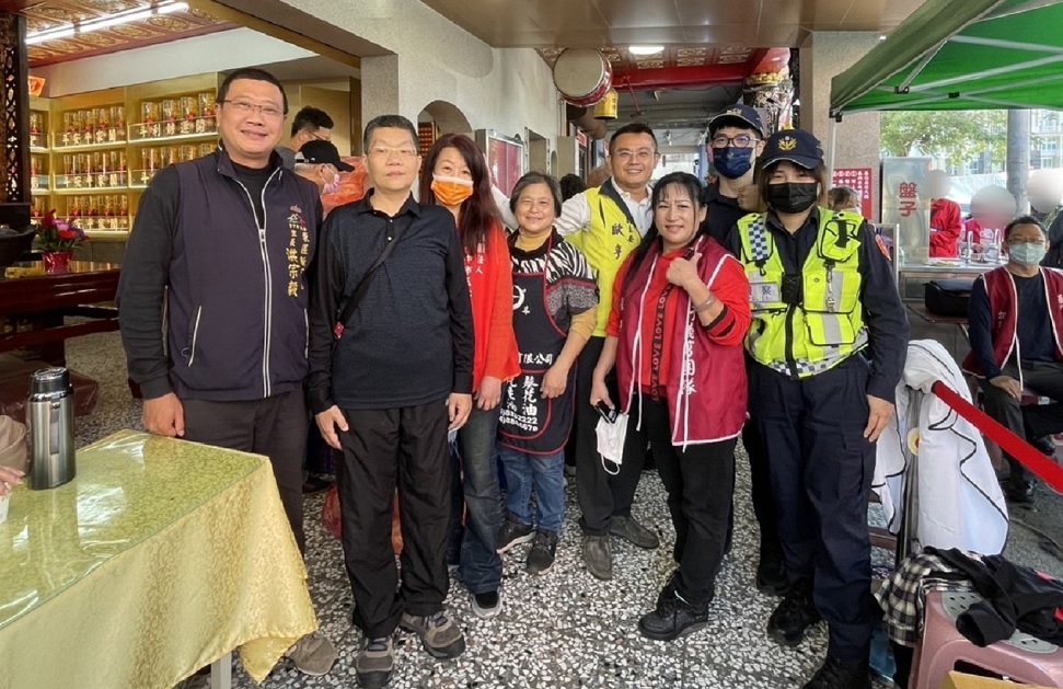 ▲ 信義街福德祠攜手新庄里長、立德所員警與志工，舉辦寒冬送暖慈善活動       (圖/台中市警察局 提供) 