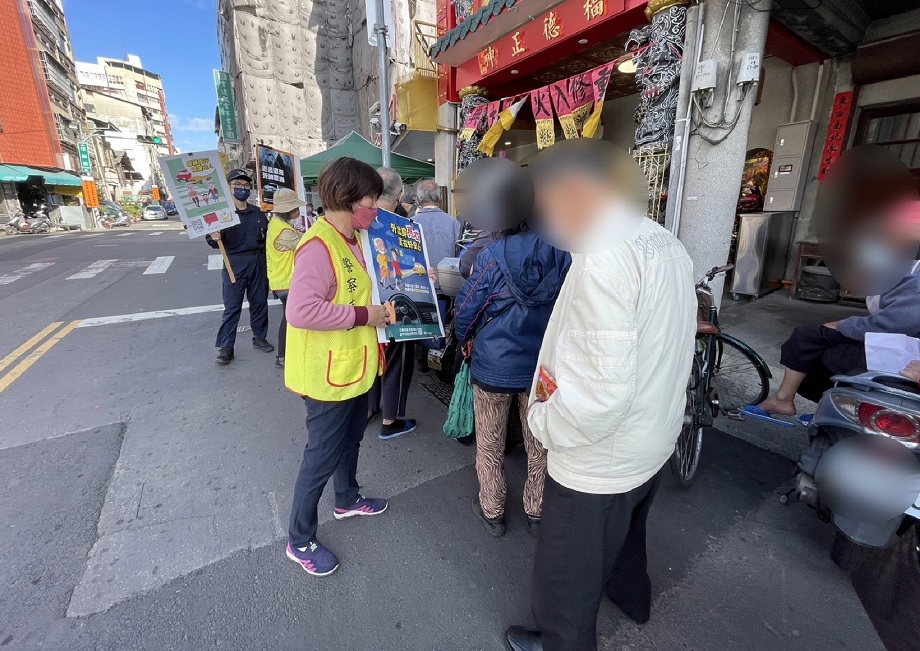 ▲ 民眾排隊領取民生物資，員警與志工也把握機會進行警政宣導 (圖/台中市警察局 提供)