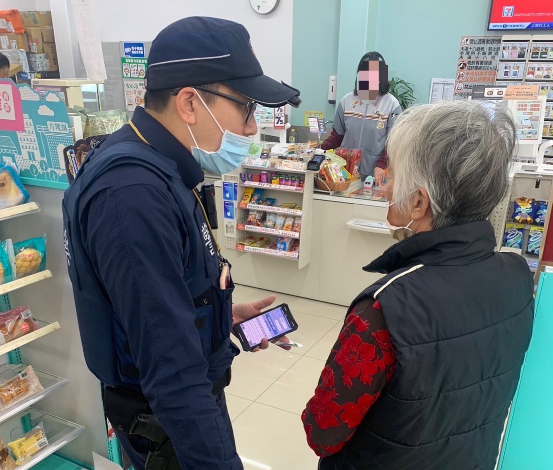 ▲義里所員警在超商中與婦人溝通閒聊,努力拼湊有用資訊 (圖/台中大甲分局 提供)