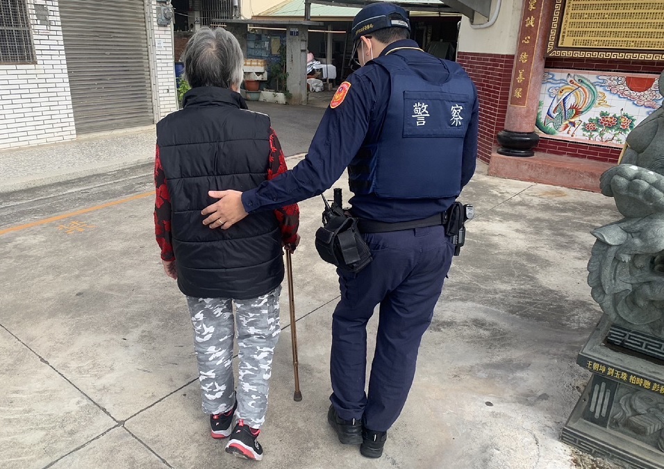 ▲ 員警費盡心力查出婦人住家後,慢慢陪伴婦人走回家中 (圖/台中大甲分局 提供)