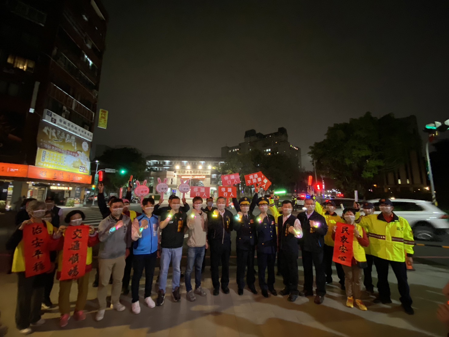 ▲ 中警一分局「多功能LED警示亮光手環」，讓你過年最亮眼       (圖/台中市警察局 提供) 