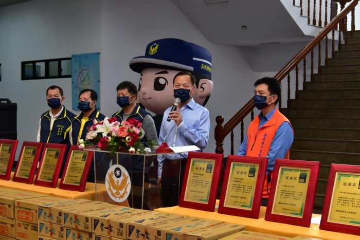 嘉縣警局少年淨道齊除舊 溫馨點燈好過年