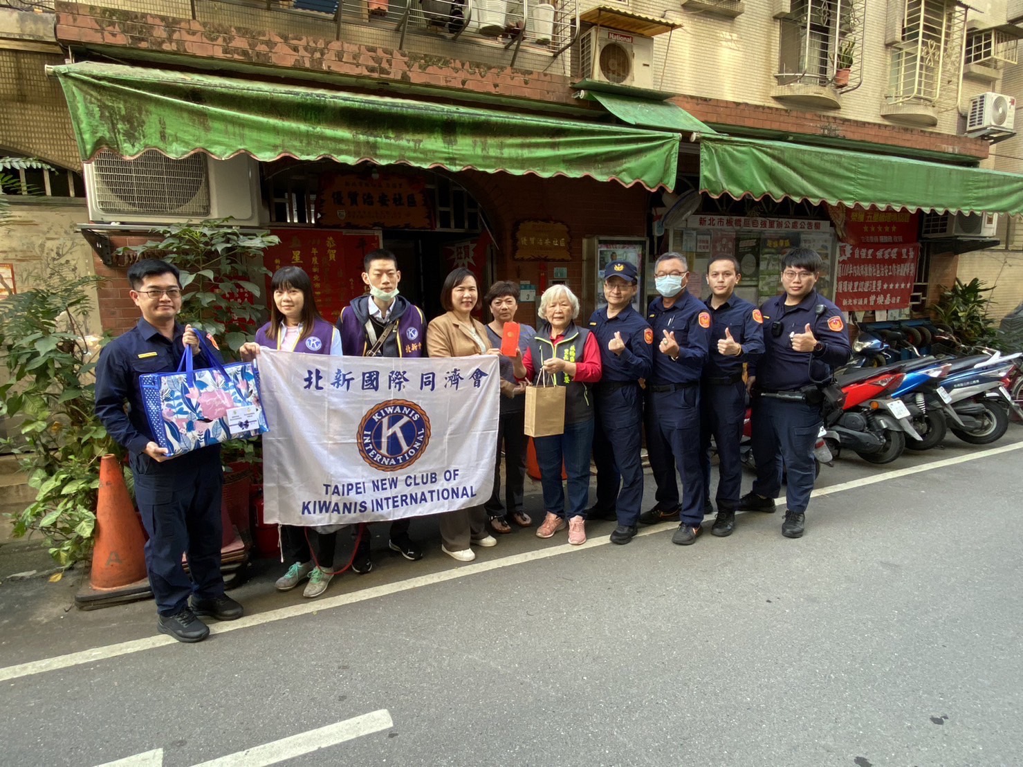 板橋警與新北同濟會捐贈物資。(記者戴昱弘翻攝)