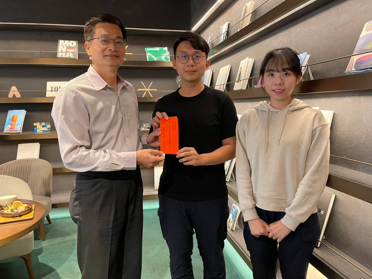 中市警六分局辦理師徒制成果發表會，活動在咖啡香、書香及文青風瀰漫的場域，讓參加人員於過年前度過一個美味豐盛又特別的午餐饗宴，紛紛表示實在「揪感心ㄟ」。(圖/記者謝榮浤翻攝) 