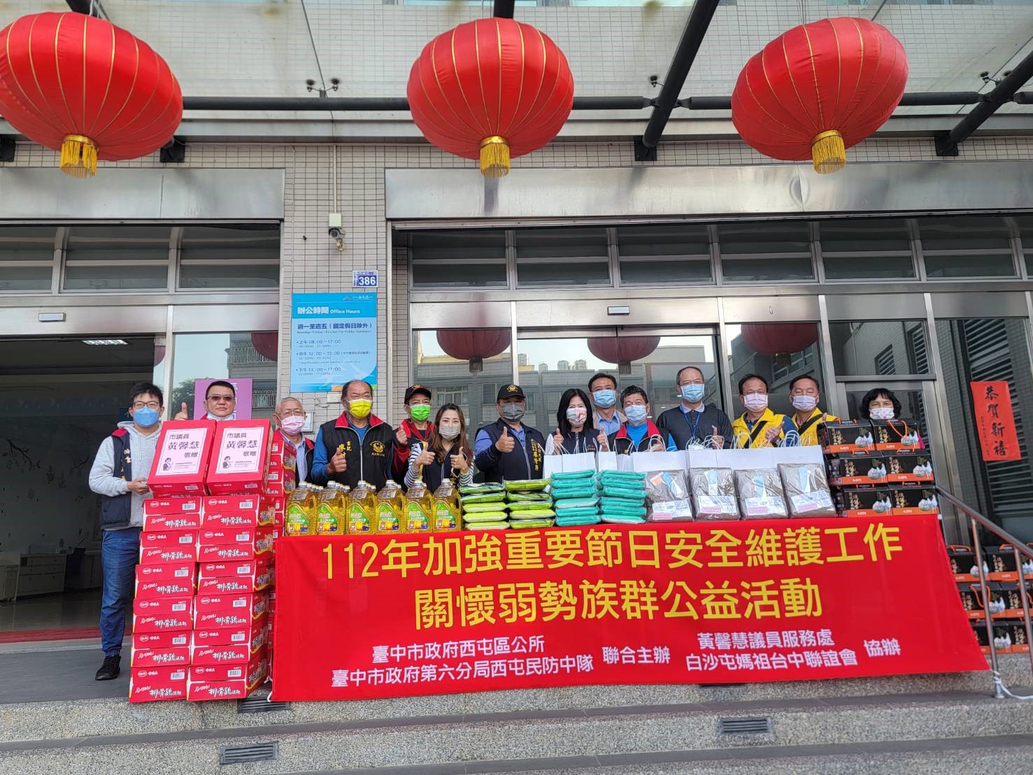 中市警六分局民防中隊長廖清廉為彰顯民防團隊廉正、專業、效能及關懷形象,主動聯繫辦理寒冬送暖照顧弱勢家庭。(圖/記者謝榮浤翻攝)