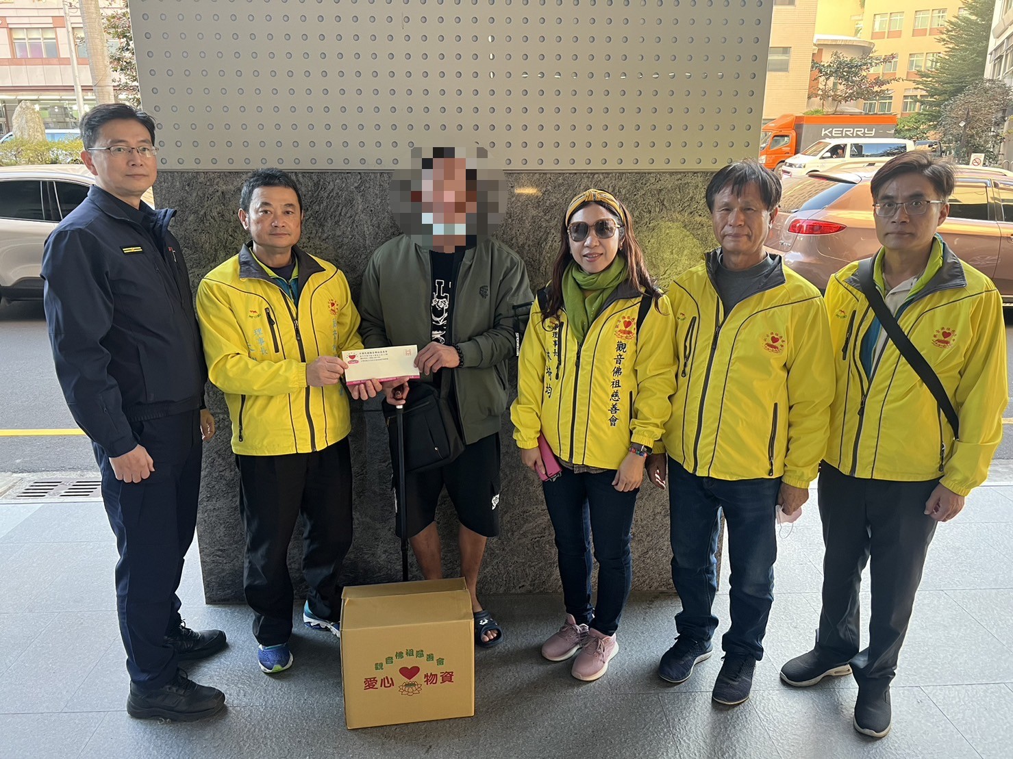 中市警二分局公園派出所長吳政和轉介中華民國觀音佛祖慈善會,援助罹癌又重度身障的黃姓男子。(圖/記者謝榮浤翻攝)