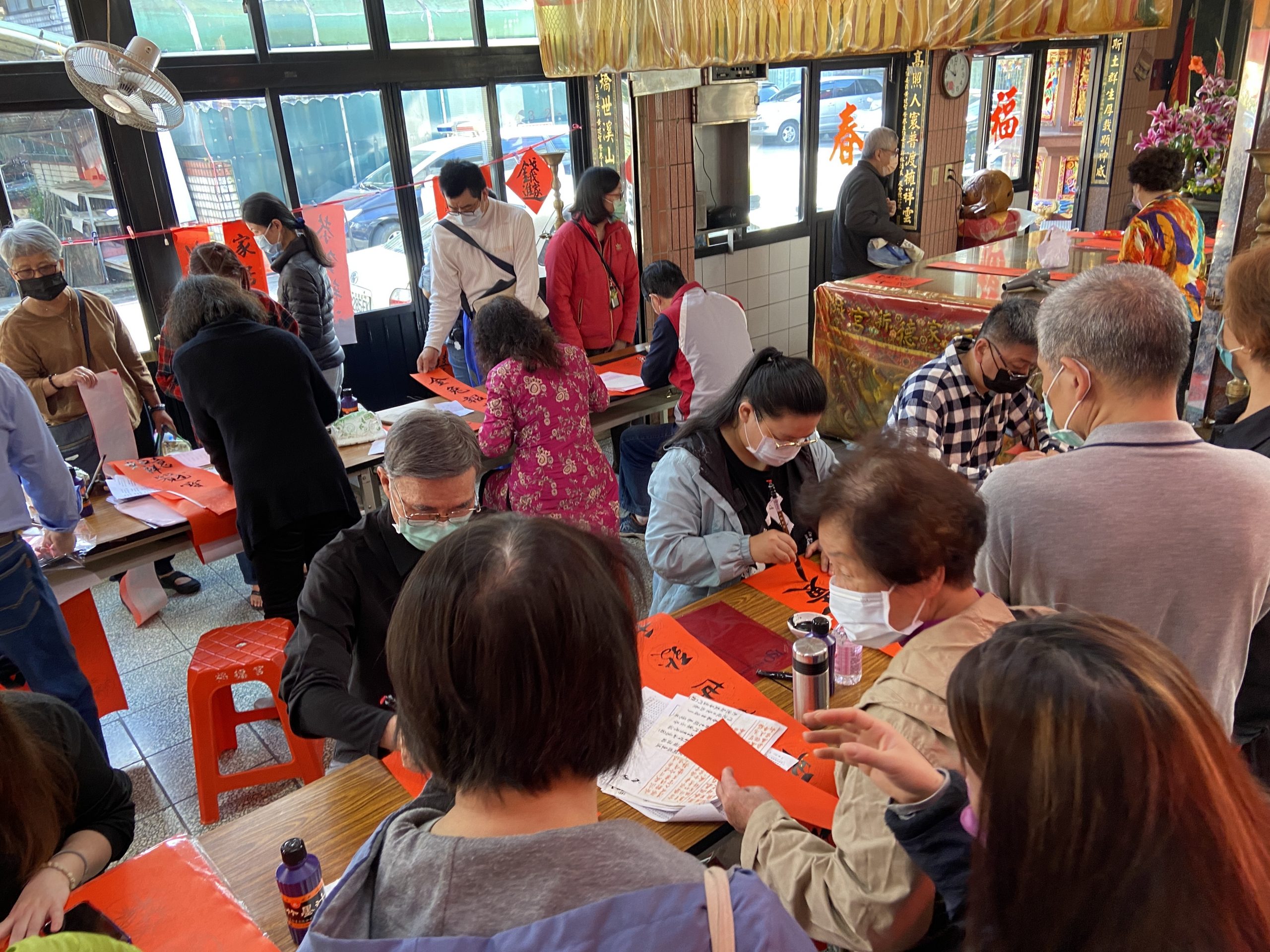 國家新城福德宮春聯揮毫寒冬送暖迎新春