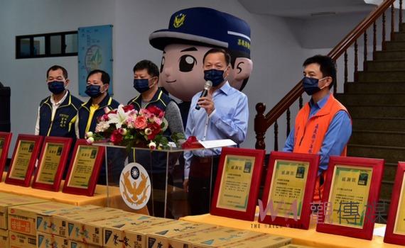 嘉義縣警局鼓勵少年公益成長 淨道除舊溫馨點燈好過年