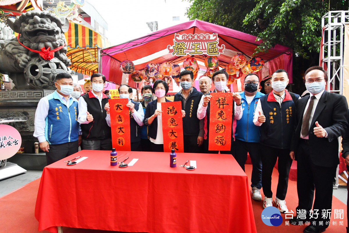 縣長王惠美揮毫寫春聯。圖／彰化縣政府提供