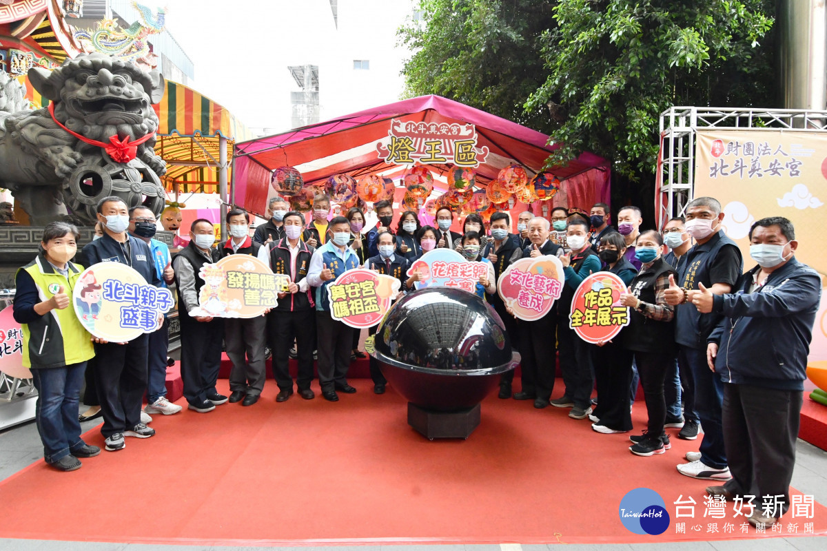 斗奠安宮新春花燈大賞開燈 ，玉兔迎春大師春聯揮毫。圖／彰化縣政府提供<br /><br /> <br /><br /> 