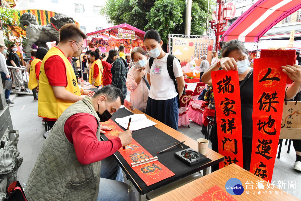 斗奠安宮新春花燈大賞開燈 ,玉兔迎春大師春聯揮毫。圖/彰化縣政府提供