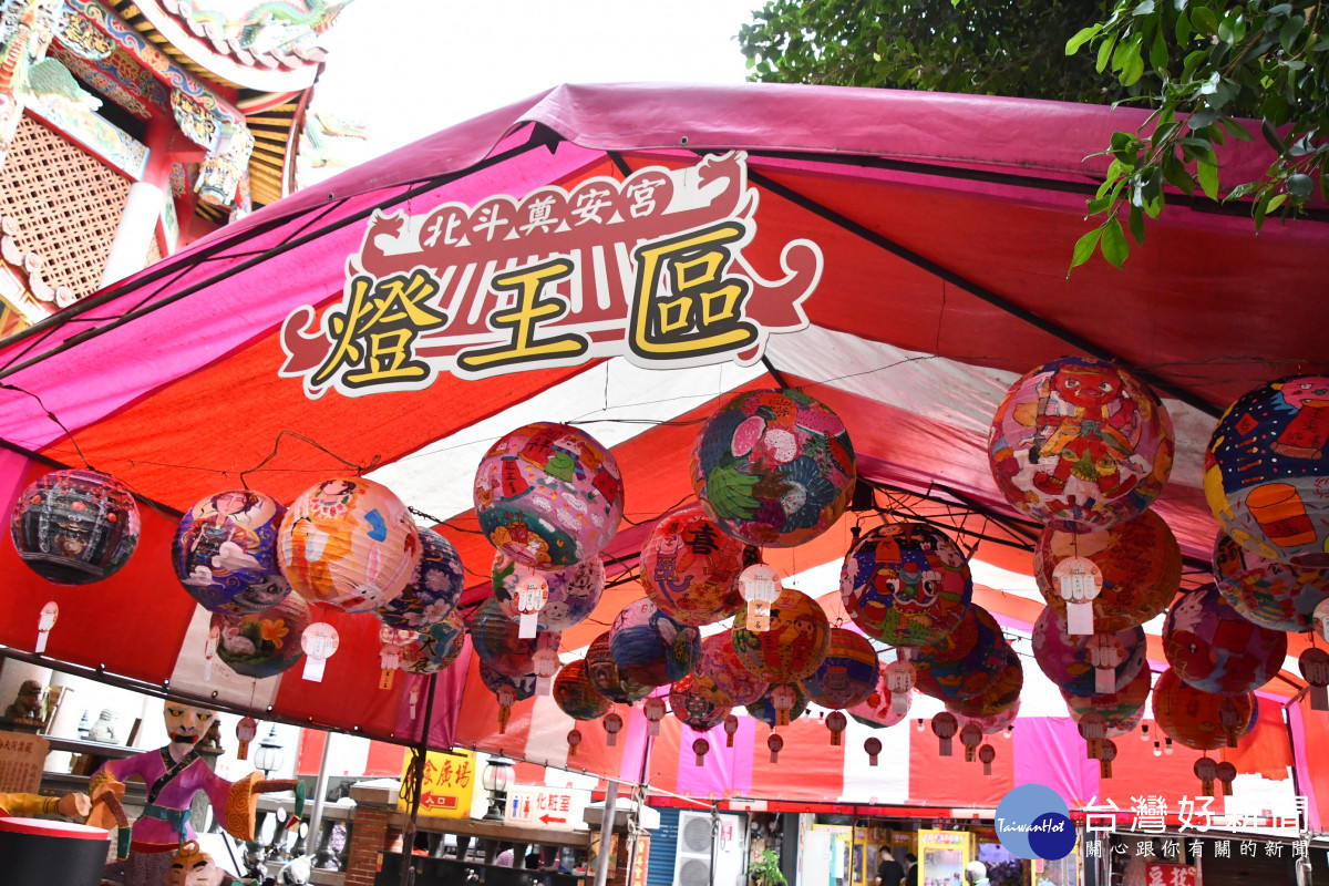 斗奠安宮新春花燈大賞開燈 ,玉兔迎春大師春聯揮毫。圖/彰化縣政府提供
