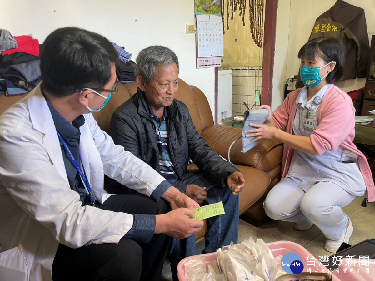 對於不方便出門的居民,中榮義診團隊醫師也特別到家訪訪視問診。(圖/台中榮總醫院)
