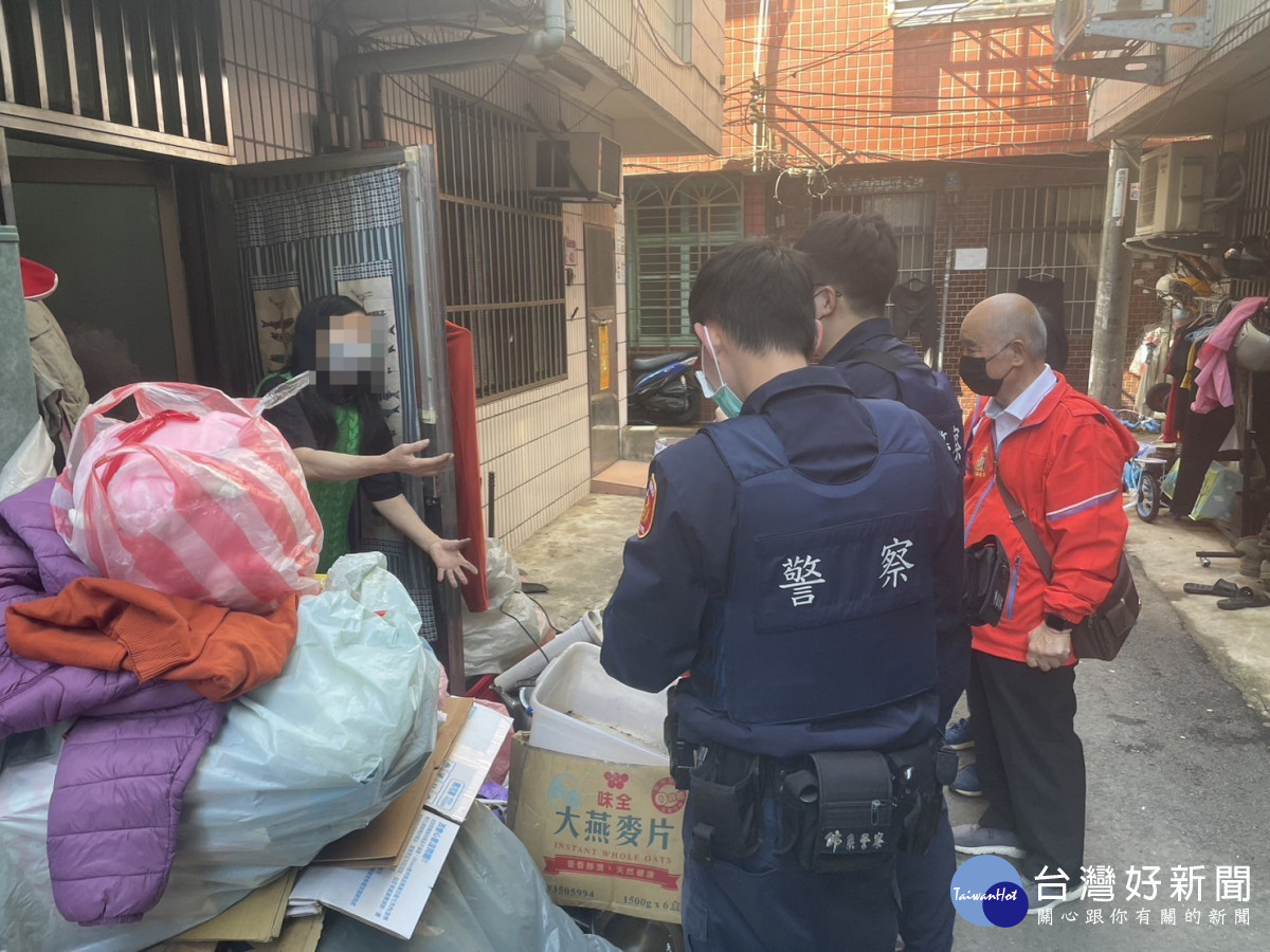 警攜手「萬靈福德祠」春節前關懷百歲翁,安心過好年。