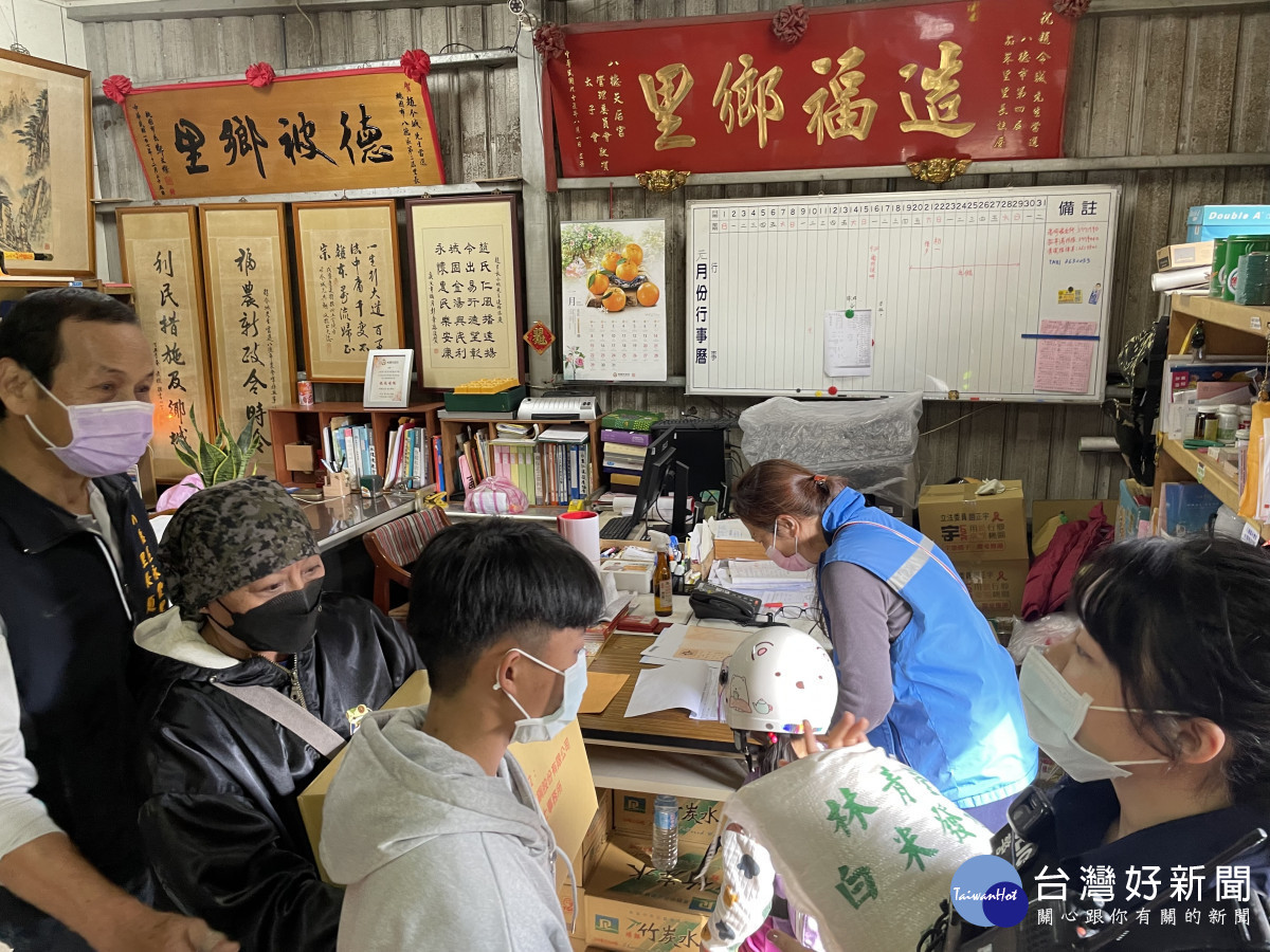八德警與里長及善心團體寒冬送暖，迎春納福助弱勢家庭過好年。<br /><br /> <br /><br /> 