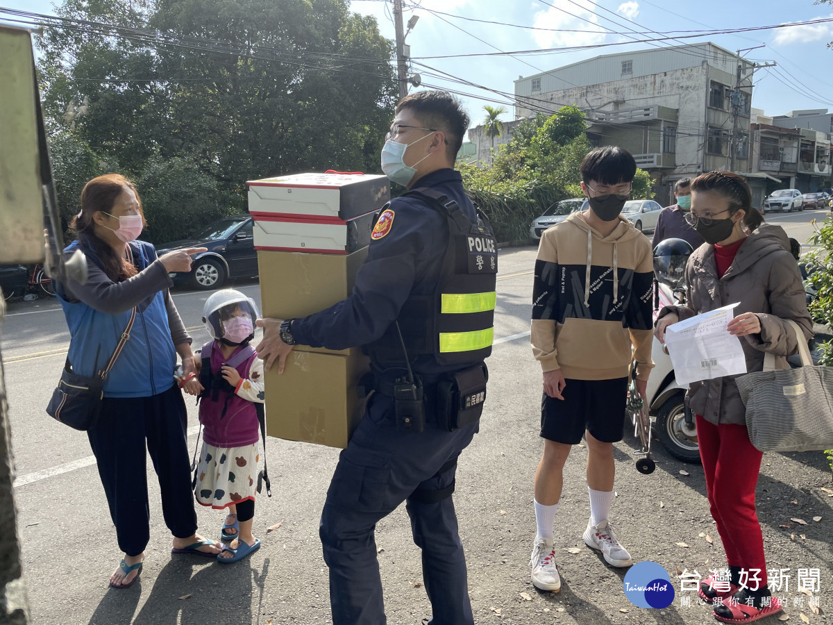 八德警與里長及善心團體寒冬送暖，迎春納福助弱勢家庭過好年。<br /><br /> <br /><br /> 