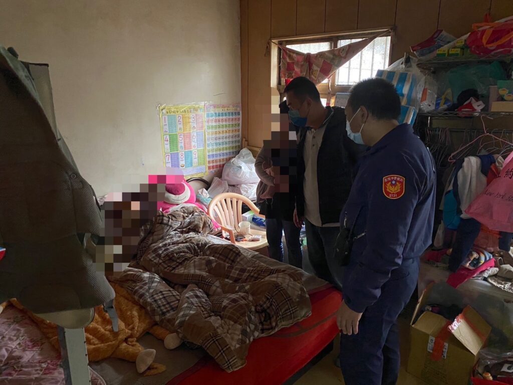 警方協同莊里長至里民家中探訪。