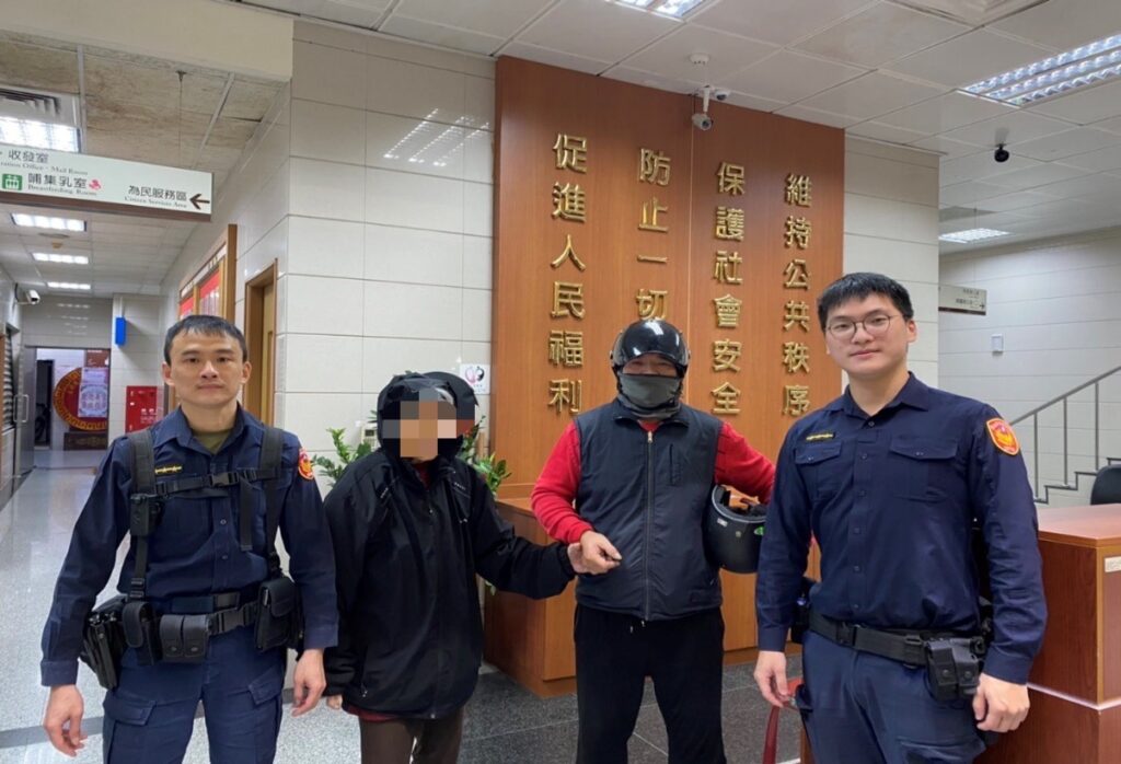 士林分局文林派出所巡佐盧世福、警員黃一誠、警員高銘辰等3員協助失智老婦返家
