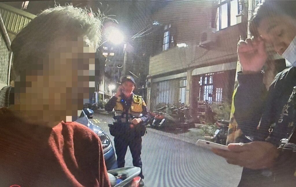 士林分局文林派出所巡佐盧世福、警員黃一誠、警員高銘辰等3員協助失智老婦返家