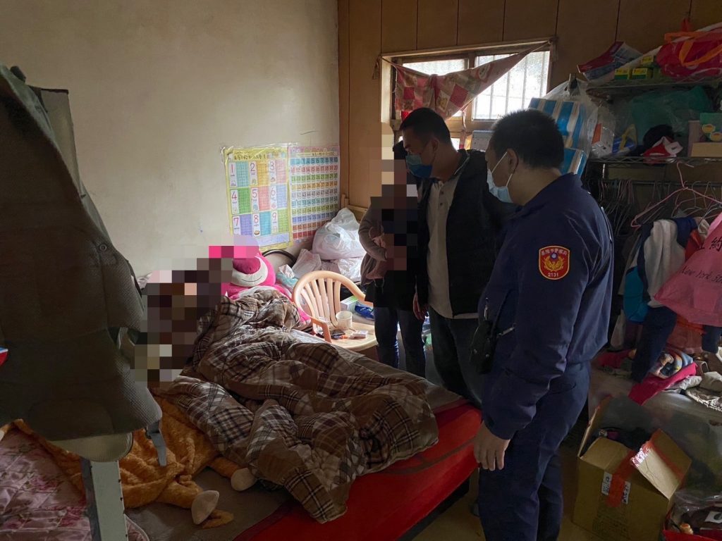 警方協同莊里長至里民家中探訪。