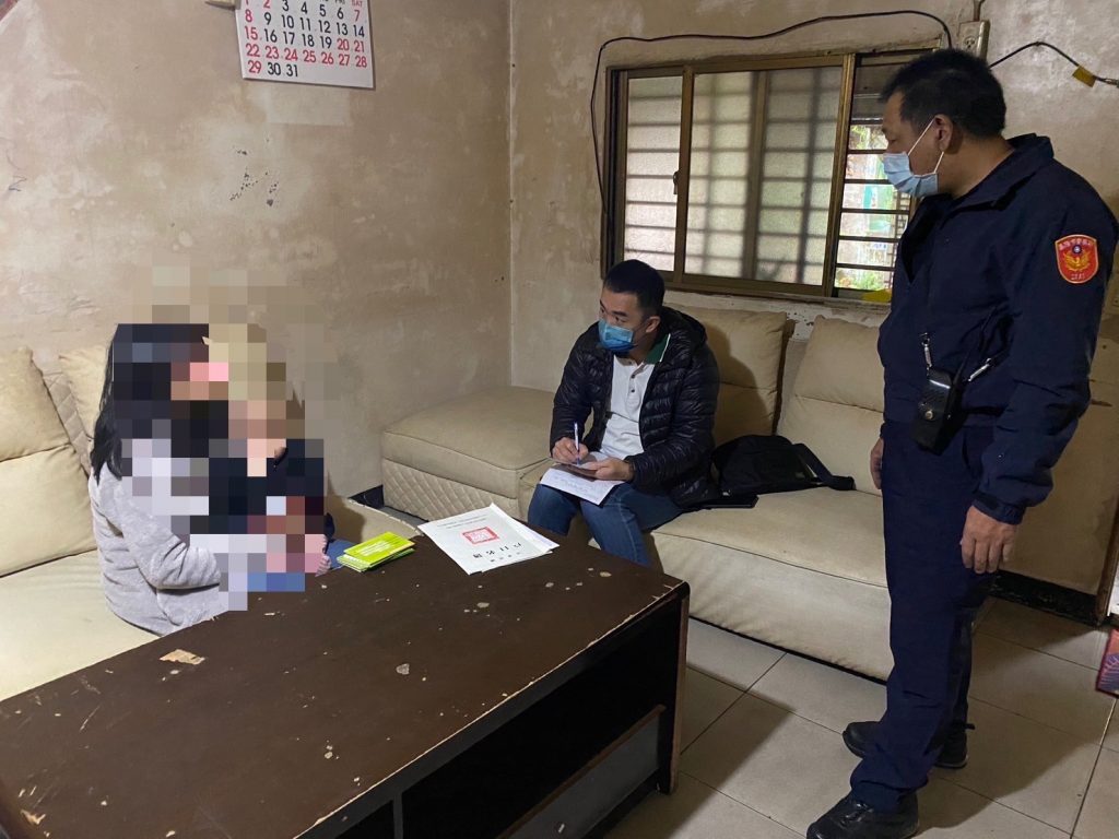 警方與里長協助民眾申請社會福利津貼。