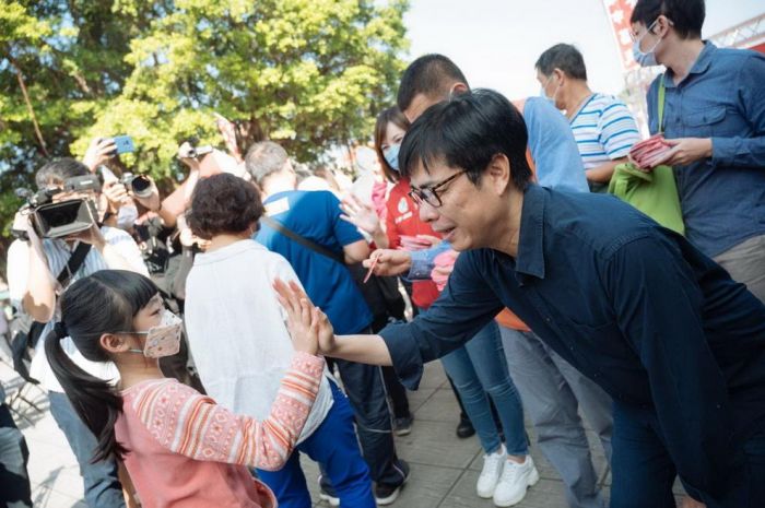 陳其邁蓮潭發紅包 邀民眾年節來走春參與高雄燈會